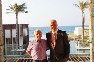 Ο κ. Ανδρέα Σκαφάρτο κάνει διακοπές στο ίδιο ξενοδοχείο εδώ και 35 χρόνια. Στην φώτο, με τον διευθυντή του Amirandes κ. Γιώργο Σκουλάξινο