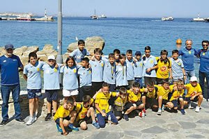 παιδιά της Ακαδημίας του Εργοτέλη στη Σύρο