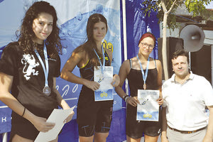 Ο σύμβουλος της Περιφέρειας κ. Συριγωνάκης σε μια απ’ τις απονομές της διοργάνωσης στη μνήμη του Τσέτσο Γκολομέεβ