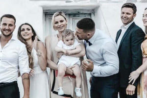 Η πριγκίπισσα Σαρλήν με τον νεοφώτιστο Λεωνίδα στην αγκαλιά