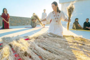 Την ιερή μινωική τελετή της συγκομιδής του λιναριού, αναβίωσε ομάδα υφαντριών της Αποστολής Πηνελόπης Gandhi