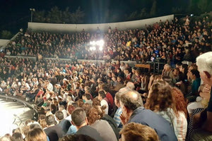 Ανοικτό Δημοτικό Θέατρο Αρκαλοχωρίου με πολύ κόσμο