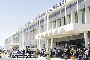 ΑΝΑΣΤΑΤΩΣΗ ΣΤΟ ΑΕΡΟΔΡΟΜΙΟ: Άρχισε τις… κουτουλιές ο τουρίστας