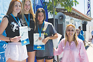 Η κ. Σημαιάκη σε μια από τις απονομές στους πρόσφατους διεθνείς αγώνες κολύμβησης «Τσέτσο Γκολομέεφ»