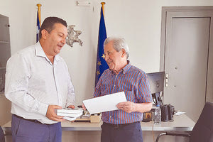 Ο δήμαρχος Χερσονήσου τίμησε τον Ιταλό λάτρη της Κρήτης, κ. Ανδρέα Σκαφάρτο