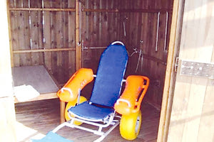 σε πλήρη λειτουργία οι δύο ράμπες ΑμεΑ με τα ειδικά πλωτά αμαξίδια και τις καμπίνες υποστήριξης, στις παραλίες της Αμμουδάρας και της Λυγαριάς