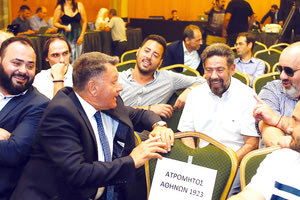 Από τη χθεσινή κλήρωση με τους Κούγια, Πιαλόγλου, Καραπαππά, Καρυπίδη, ενώ πίσω διακρίνονται και οι εκπρόσωποι του ΟΦΗ