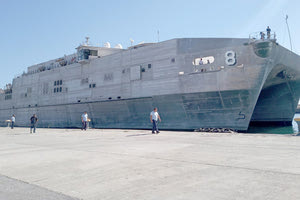 αμερικάνικο πλοίο τύπου καταμαράν στο λιμάνι του Ηρακλείου