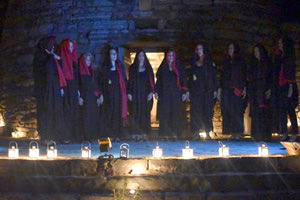 Υπό το φως των κεριών, τελέστηκε η Θεία Λειτουργία στον Άγιο Υάκινθο (Φωτό Τζούλια Νταγιαντά)