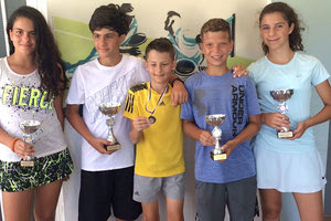 4ο ΠΑΓΚΡΗΤΙΟ ΠΡΩΤΑΘΛΗΜΑ ΤΕΝΙΣ ΕΠΙΠΕΔΟΥ Ε3: Αθλητές - αθλήτριες του “Ηράκλειο” με τα κύπελλά τους