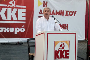 το μέλος του Πολιτικού Γραφείου της Κεντρικής Επιτροπής του ΚΚΕ και υποψήφιος βουλευτής επικρατείας Μάκης Παπαδόπουλος, στη χθεσινή προεκλογική συγκέντρωση της Κομματικής  Οργάνωσης Ηρακλείου