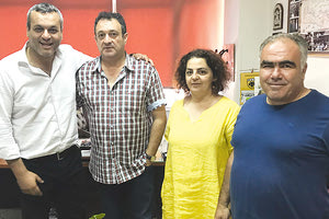 ο υποψήφιος βουλευτής Ηρακλείου του ΣΥΡΙΖΑ – Προοδευτικής Συμμαχίας, Χάρης Μαμουλάκης, στη διάρκεια της επίσκεψής του στο Εργατικό Κέντρο Ηρακλείου