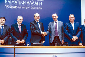 Ο Γιώργος Σταθάκης παραδίδει στον Κωστή Χατζηδάκη