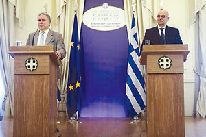 Ο απερχόμενος υπουργός, Γιώργος Κατρούγκαλος, με τον νέο, Νίκο Δένδια