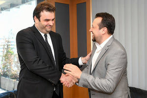 Θερμή χειραψία Κ. Πιερρακάκη και Ν. Παππά στη διαδικασία παράδοσης - παραλαβής του Υπουργείου Ψηφιακής Πολιτικής