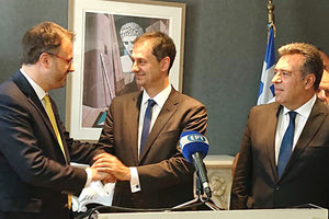 Στιγμιότυπο από την παράδοση-παραλαβή στο Υπουργείο Τουρισμού