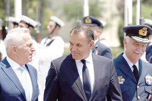 η τελετή  παράδοσης παραλαβής από τον   πρώην υπουργό Εθνικής Άμυνας και τέως Αρχηγό Ενόπλων Δυνάμεων, Ε. Αποστολάκη στο νέο υπουργό Εθνικής Άμυνας Νίκο Παναγιωτόπουλο