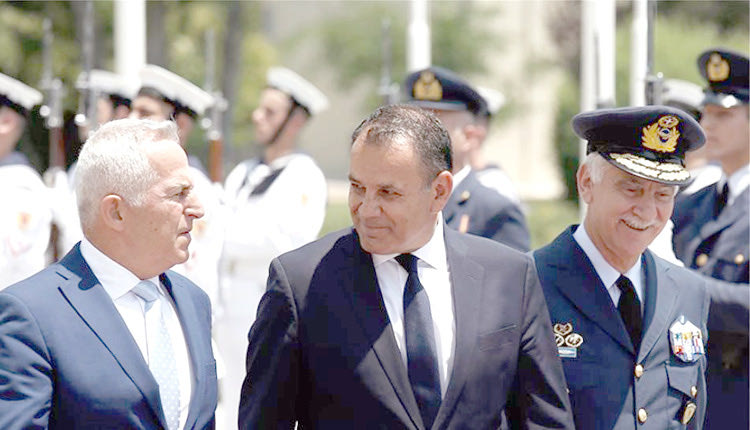 η τελετή  παράδοσης παραλαβής από τον   πρώην υπουργό Εθνικής Άμυνας και τέως Αρχηγό Ενόπλων Δυνάμεων, Ε. Αποστολάκη στο νέο υπουργό Εθνικής Άμυνας Νίκο Παναγιωτόπουλο
