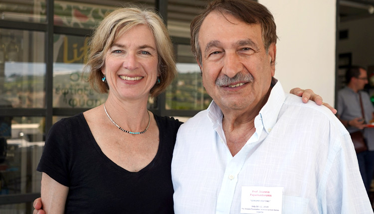 Η Jennifer Doudna, καθηγήτρια στο Πανεπιστήμιο του Berkeley, με τον ομότιμο καθηγητή, επιστημονικό υπεύθυνο των Διαλέξεων Ωνάση, κ. Γιάννη Παπαμαστοράκη