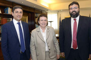 Κατά την παράδοση– παραλαβή του χαρτοφυλακίου για το Υφυπουργείο Αθλητισμού στον Αυγενάκη απ΄ το  Βασιλειάδη