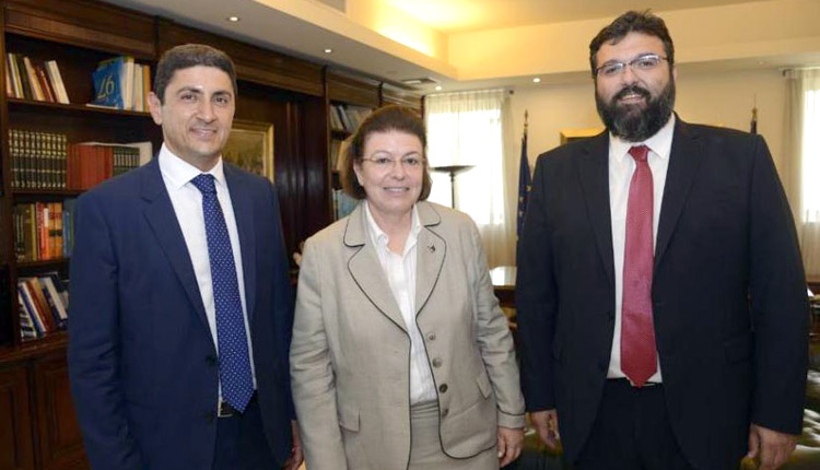 Κατά την παράδοση– παραλαβή του χαρτοφυλακίου για το Υφυπουργείο Αθλητισμού στον Αυγενάκη απ΄ το Βασιλειάδη