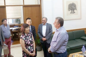 H πρέσβειρα της Κίνας στην Ελλάδα Τσανγκ Τσούι, η οποία επισκέφθηκε τον περιφερειάρχη Σταύρο Αρναουτάκη