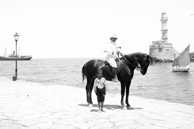 ΦΩΤΟ ΗΜΕΡΑΣ: Ο πλοίαρχος στο λιμάνι