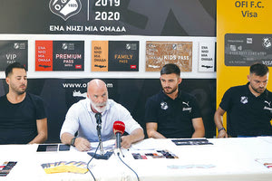 Οι Άντζελο Παλυβός, Λεωνίδας Παπαδοβασιλάκης, Δημήτρης Μάνος, Ανέστης Νάστος στην παρουσίαση των διαρκείας