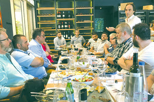 ο εκτελεστικός διευθυντής της ΠΑΕ ΟΦΗ Ηλίας Πουρσανίδης, στο γεύμα που παρέθεσε χθες η διοίκηση στους αθλητικούς συντάκτες των τοπικών Μέσων