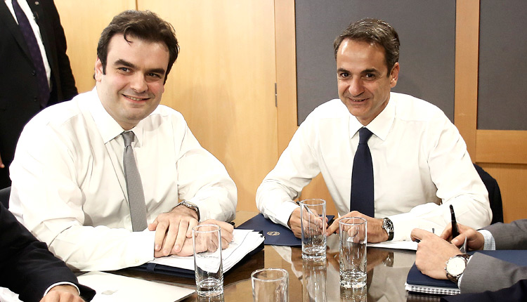 Ο πρωθυπουργός, κ. Κυριάκος Μητσοτάκης, συνομιλεί με τον υπουργό Επικρατείας και Ψηφιακής Διακυβέρνησης, κ. Κυριάκο Πιερρακάκη