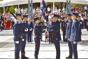 Η νεαρή αρχισμηνίας-ιπτάμενη Μαρίνα Κωνσταντίνου είναι η πρώτη γυναίκα στην ιστορία της Πολεμικής Αεροπορίας που γίνεται Αρχηγός της Σχολής Ικάρων.