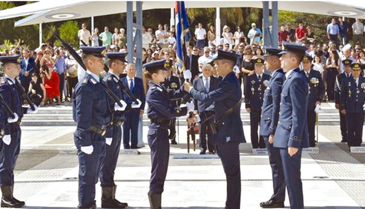 Η νεαρή αρχισμηνίας-ιπτάμενη Μαρίνα Κωνσταντίνου είναι η πρώτη γυναίκα στην ιστορία της Πολεμικής Αεροπορίας που γίνεται Αρχηγός της Σχολής Ικάρων.