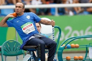 ο Θανάσης Κωνσταντινίδης με το παγκόσμιο ρεκόρ που σημείωσε στη δισκοβολία κατηγορίας 32, κατά την πρεμιέρα του πανελληνίου πρωταθλήματος στίβου ΑμέΑ