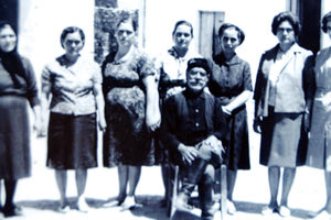 Ο Γιάννης Σκουλάς - Πιτοπούλιος με τις εφτά θυγατέρες του