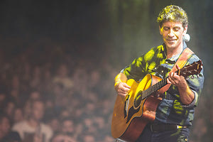 O  γνωστός τραγουδοποιός Σωκράτης Μάλαμας