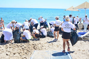 καθιερωμένη εθελοντική δράση καθαρισμού των παραλιών που βρίσκονται μπροστά από τα τρία ξενοδοχεία, του Metaxa Hospitality Group