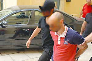 Ο 27χρονος δολοφόνος της Αμερικανίδας μοριακής βιολόγου Suzanne Eaton κατά την προσαγωγή του στον εισαγγελέα Χανίων