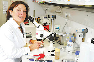 Η Αμερικανίδα βιολόγος Suzanne Eaton