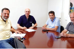 σύμβαση ανάθεσης του μεγάλου έργου στον οικισμό Πεύκου που υπέγραψε χθες ο Δήμαρχος Βιάννου Παύλος Μπαριτάκης.