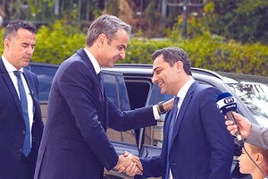 Ο πρωθυπουργός Κυριάκος Μητσοτάκης και ο Μάξιμος Σενετάκης