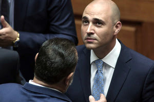 Κάτι σε ελληνικό εθνόσημο παραπέμπουν τα διάσπαρτα σηματάκια στη γραβάτα του Κωνσταντίνου Μπογδάνου