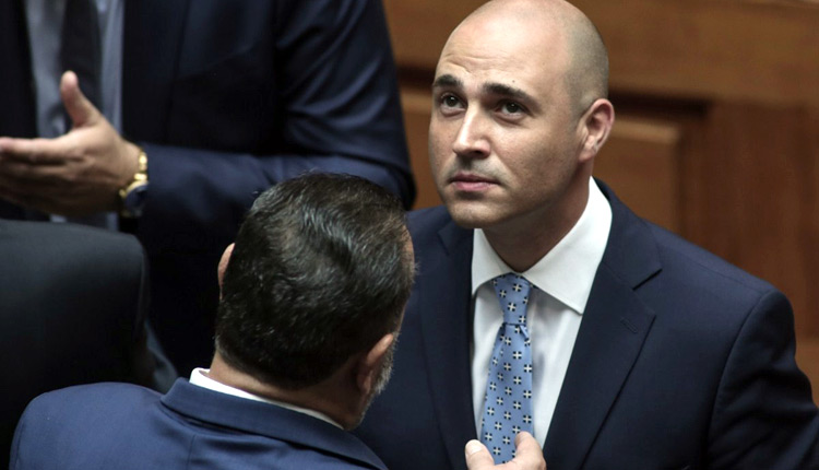 Κάτι σε ελληνικό εθνόσημο παραπέμπουν τα διάσπαρτα σηματάκια στη γραβάτα του Κωνσταντίνου Μπογδάνου