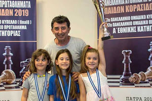 Η Κοντογιάννη σηκώνει το κύπελλο που κατέκτησε