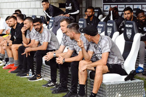 Ο Γιώργος Σίμος και οι συνεργάτες του στον πάγκο του ΟΦΗ