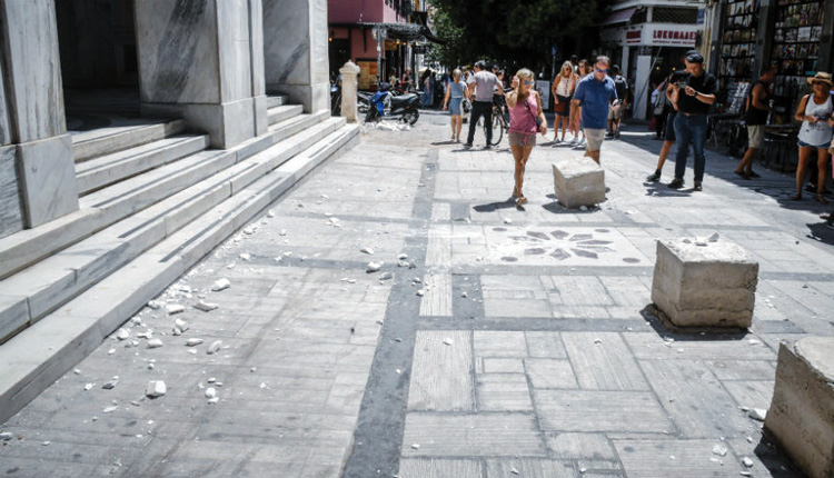 Πτώση μαρμάρινου σταυρού στην Αγία Ειρήνη της οδού Αιόλου