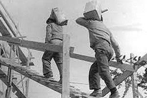 Την εποχή του 1950-60 εργάτες σε χειρονακτικές βαριές εργασίες