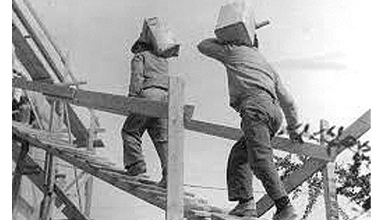 Την εποχή του 1950-60 εργάτες σε χειρονακτικές βαριές εργασίες