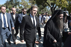 Ο υπουργός Προστασίας του Πολίτη Μιχάλης Χρυσοχοΐδης στο μνημόσυνο για τα θύματα της φονικής πυρκαγιάς στο Μάτι