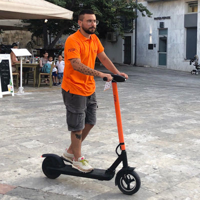 Από πρόσφατο ρεπορτάζ της “Π” για τα πορτοκαλί πατίνια που κινούνται στο Ηράκλειο