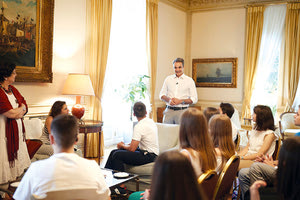 Με μαθητές αποφάσισε να γιορτάσει την αποκατάσταση της Δημοκρατίας ο πρωθυπουργός Κυριάκος Μητσοτάκης